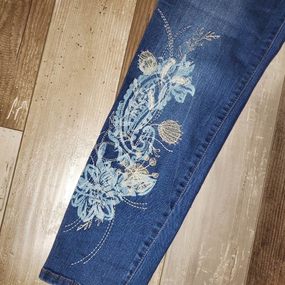 Bandolino Mandie Crop Dark Wash Floral Embroidered Women's Denim Jeans Size 10 - Picture 14 of 16